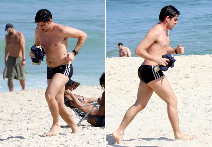 Marcelo Adnet corre nas areias da praia do Leblon, no Rio 