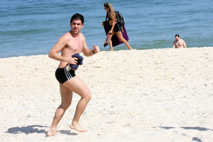 Marcelo Adnet corre nas areias da praia do Leblon, no Rio 