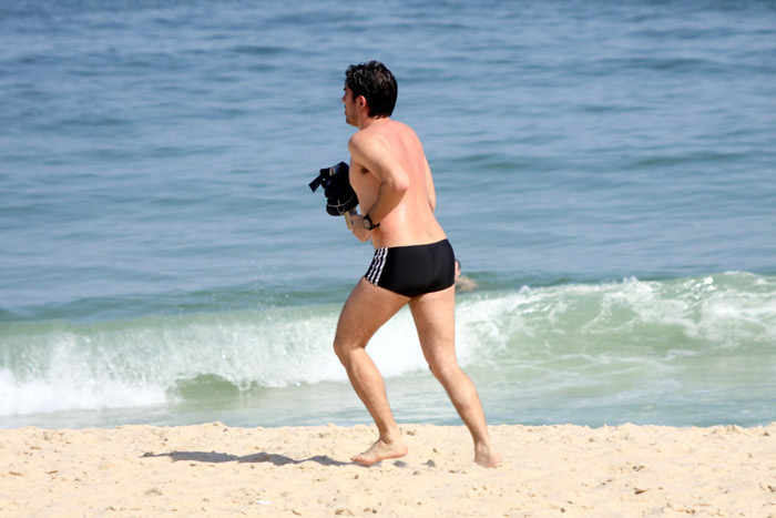 Marcelo Adnet corre nas areias da praia do Leblon, no Rio 