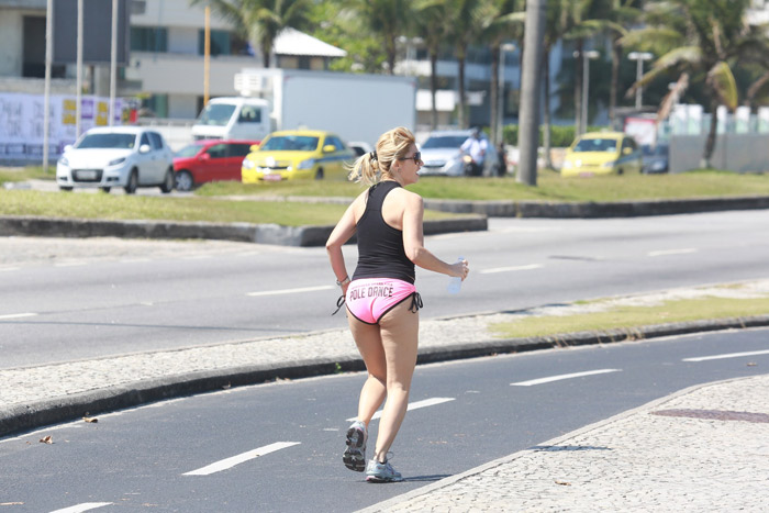 Antonia Fontenelle deixa parte do bumbum à mostra durante caminhada