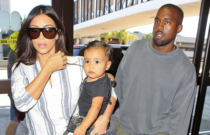  Kim Kardashian embarca para Londres com North West e Kanye West