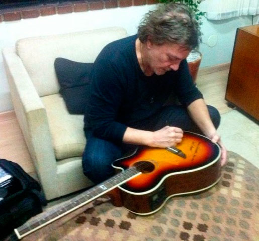 Fabio Jr. autografa e doa violão para bazar