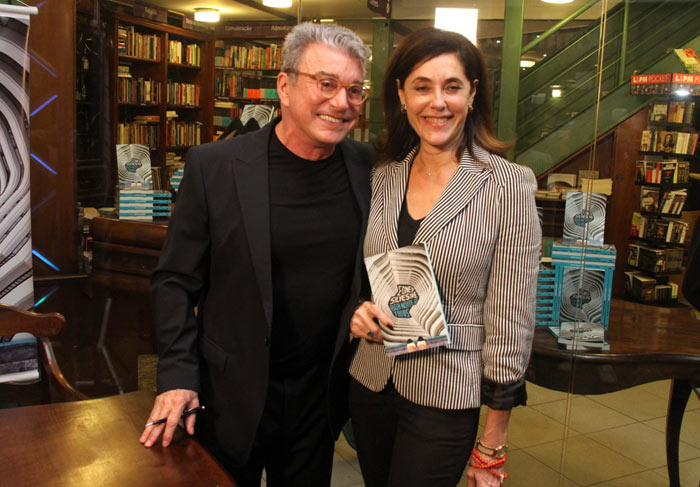 Fernanda Montenegro ganha flores após recitar trechos do novo livro de Edney Silvestre