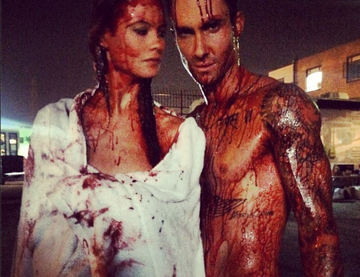 Adam Levine e a mulher compartilham fotos cobertos de sangue