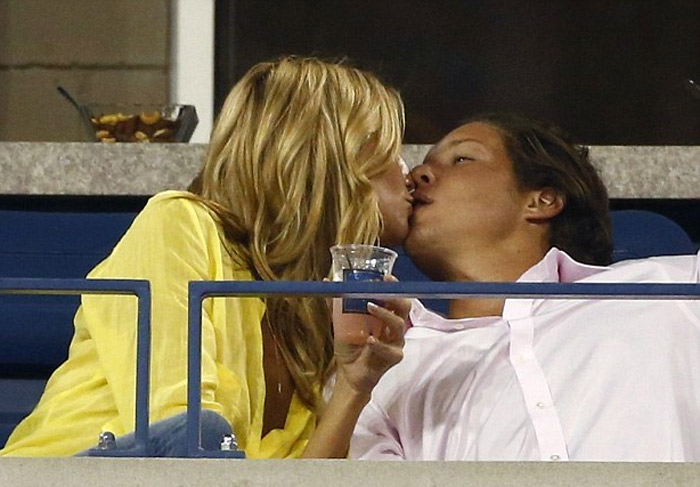 Heidi Klum beija o namorado Vito Schnabel durante partida de tênis