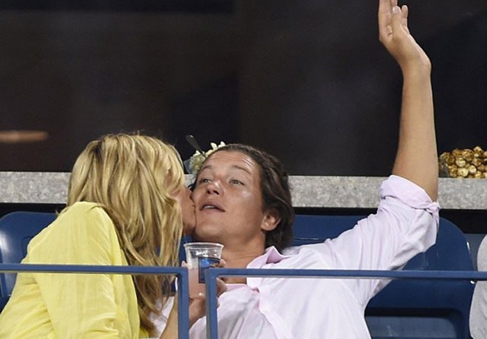 Heidi Klum beija o namorado Vito Schnabel durante partida de tênis