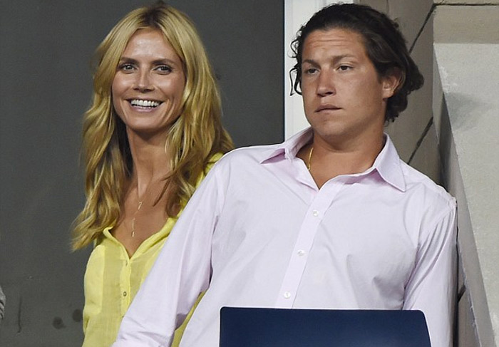 Heidi Klum beija o namorado Vito Schnabel durante partida de tênis