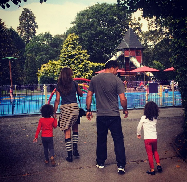 Ronaldo e Paula Morais passeiam com as filhas do craque em parque inglês