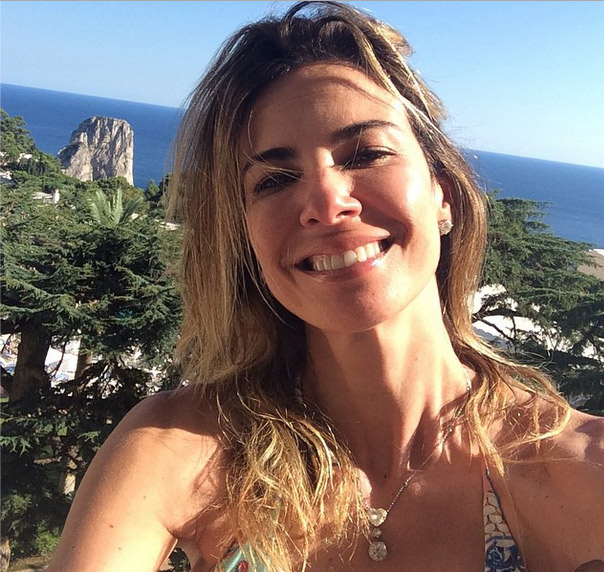 Luciana Gimenez posa toda sorridente no sul da Itália