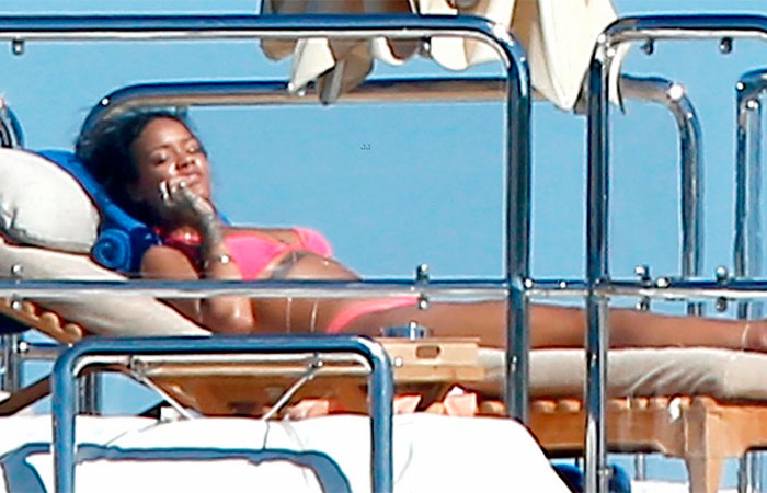  Rihanna pega bronzeado a bordo de iate em Cannes, na França 