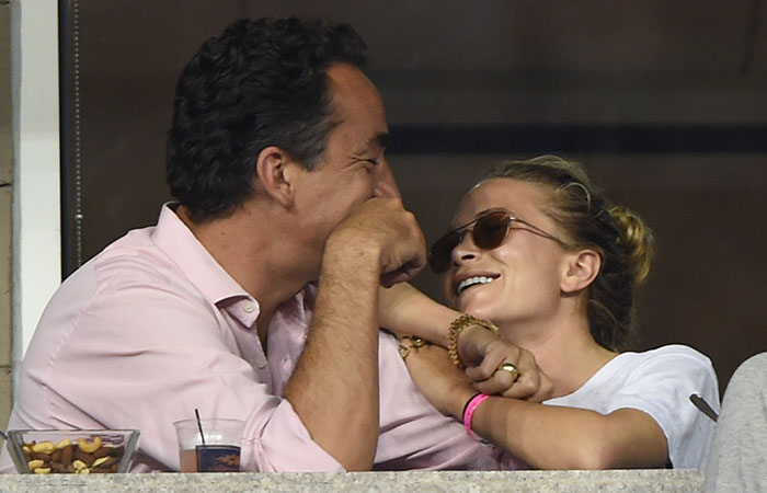 - Mary-Kate Olsen e Olivier Sarkosy trocan beijo durante partido do US Open