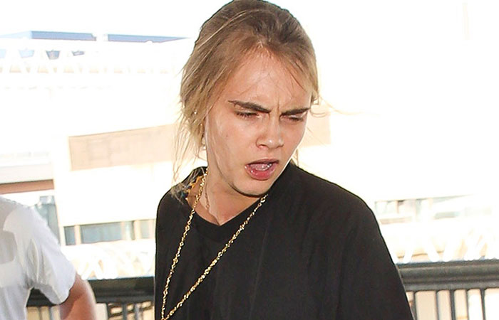 Explosiva! Cara Delevingne mostra dedo do meio aos paparazzi