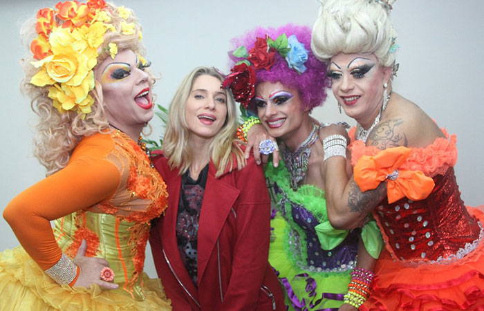  Letícia Spiller é carregada por drag queens