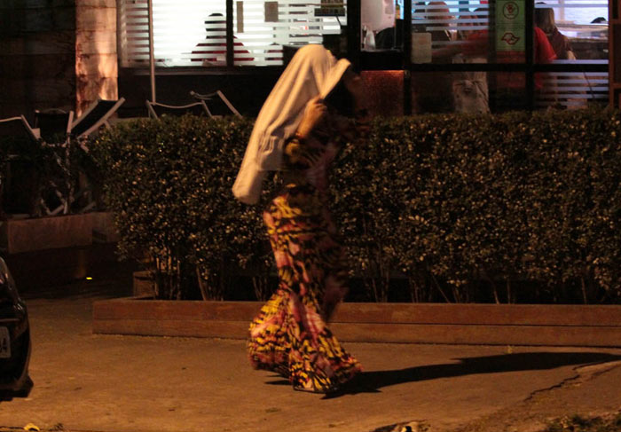 Andressa Urach cobre a cabeça ao deixar restaurante em São Paulo