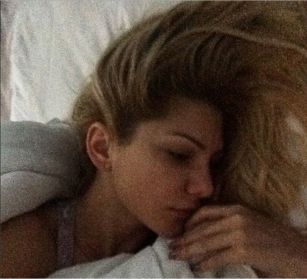 Antênia Fontenelle mostra manhã preguiçosa em seu Instagram: 'Vou mesmo ter q sair dessa cama deliciosa?'