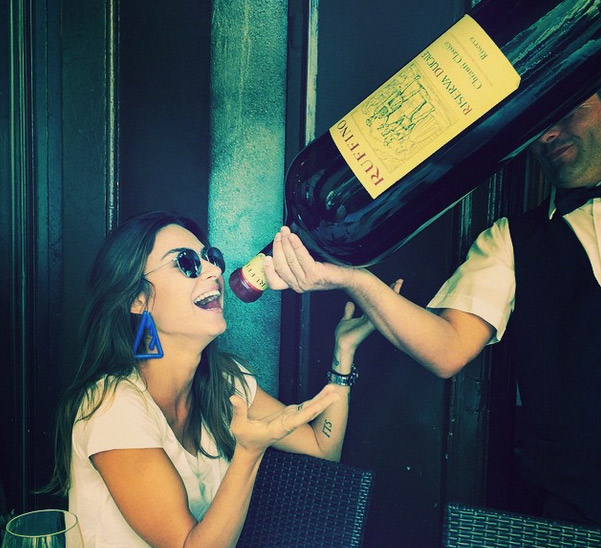 Thaila Ayala brinca com enorme garrafa de vinho 