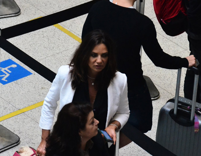 Perfeitamente arrumada, Luiza Brunet embarca em aeroporto carioca