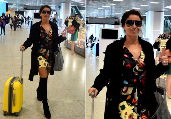 De vestido estampado, Giovanna Antonelli sorri para os paparazzi em aeroporto do Rio de Janeiro 