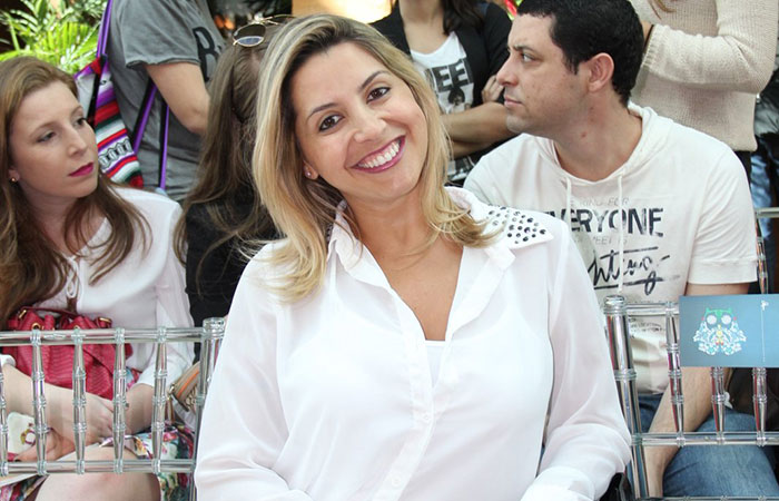 Fernanda Rodrigues usa camiseta infantil para assistir desfile em shopping carioca