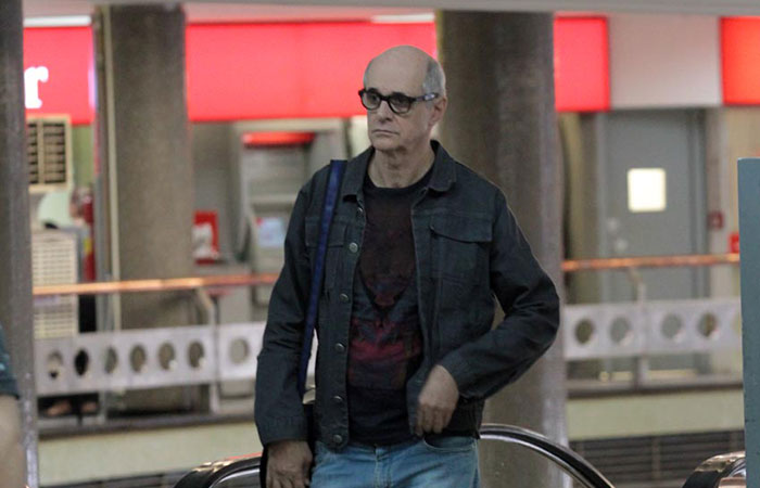  Marcos Caruso é fotografado em aeroporto de São Paulo