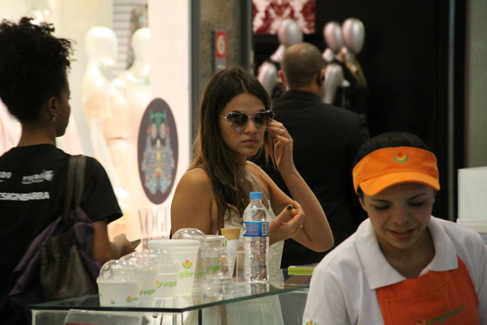 De vestido branco, Bruna Marquezine passeia em shopping