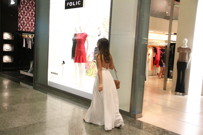 De vestido branco, Bruna Marquezine passeia em shopping