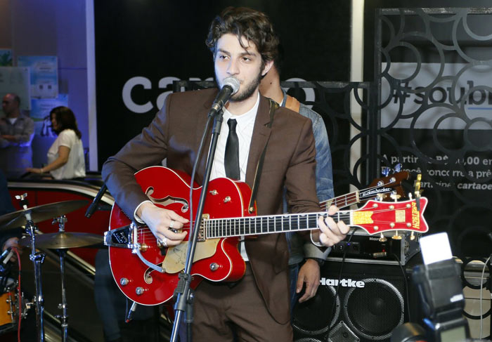 Chay Suede se apresenta em evento e faz alegria de fãs