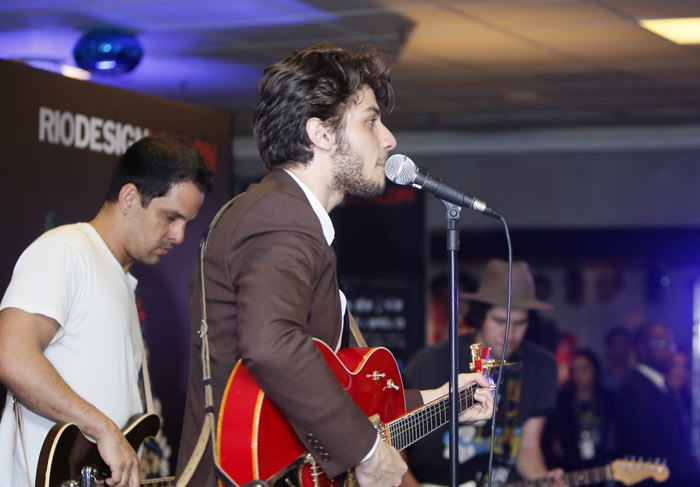 Chay Suede se apresenta em evento e faz alegria de fãs