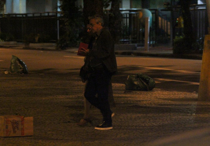 Caetano Veloso caminha com a namorada pelo Leblon