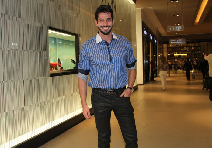 De barba, ex-BBB Marcelo Zagonel exibe charme e elegância