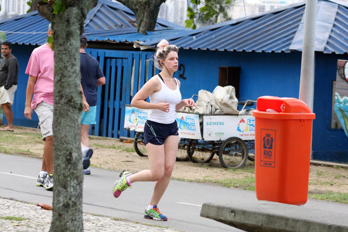 Bruna Linzmeyer aproveita dia nublado para caminhar no Rio