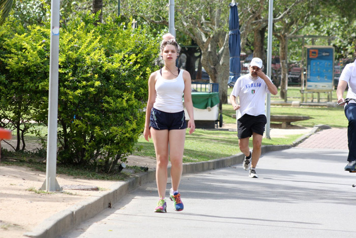 Bruna Linzmeyer aproveita dia nublado para caminhar no Rio