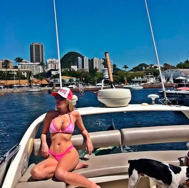 Bárbara Evans curte dia de sol na Cidade Maravilhosa 