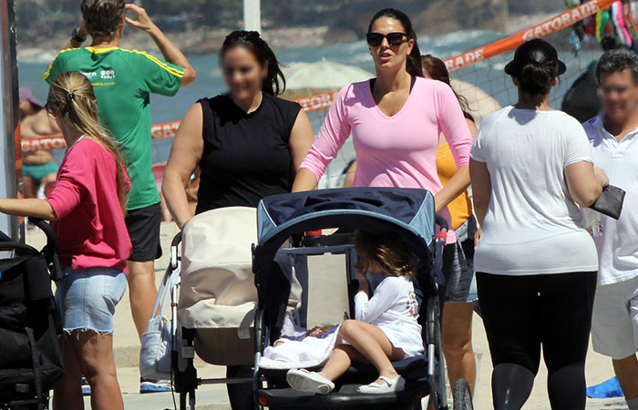  Daniella Sarahyba passeia com as filhas, Gabriela e Rafaella, pela orla do Lebon, no Rio 