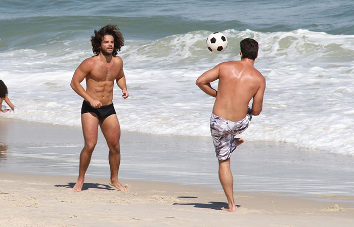  Com abdômen trincado, Duda Nagler joga bola em praia carioca