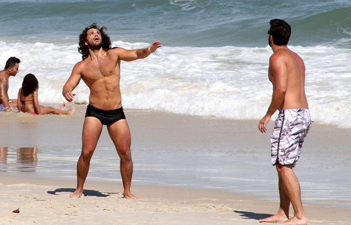  Com abdômen trincado, Duda Nagler joga bola em praia carioca