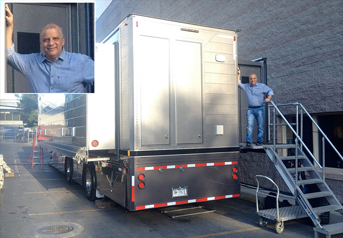 O diretor Mário Meirelles posa ao lado do caminhão de externa nos bastidores do MGM Grand Arena