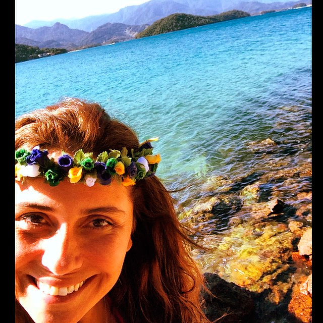 Com coroa de flores na cabeça, Giovanna Antonelli curte Angra dos Reis, no Rio 