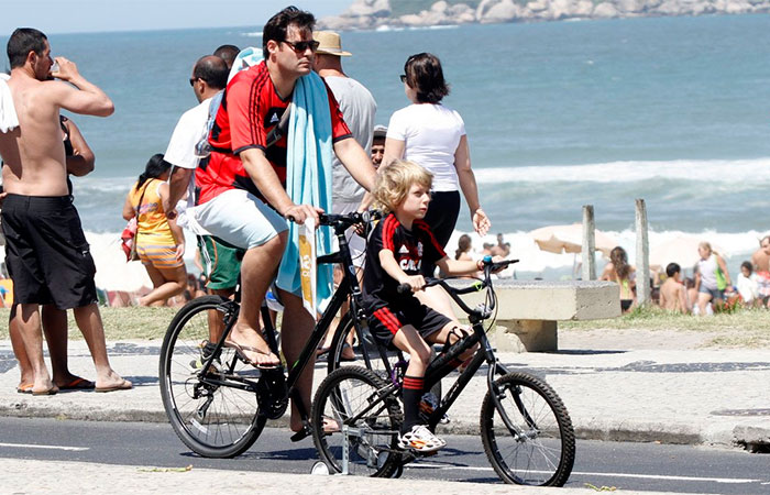 Thiago Lacerda anda de bicicleta com seu Gael 