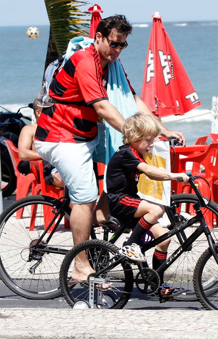 Thiago Lacerda anda de bicicleta com seu Gael 