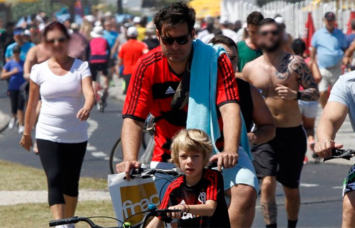 Thiago Lacerda anda de bicicleta com seu Gael 