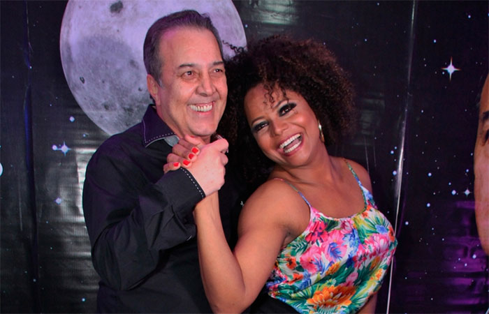 Adriana Bombom se diverte em show de José Augusto, no Rio 