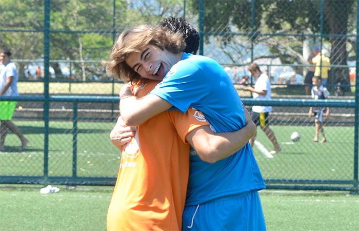 Bruno Gissoni e José Loreto jogam partida de futebol em prol da sustentabilidade