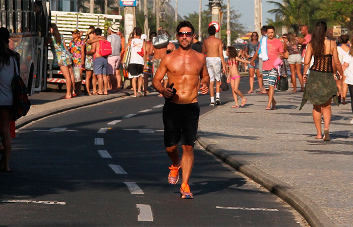 Sandro Pedroso mostra bronzeado e se exercita no Rio de Janeiro 