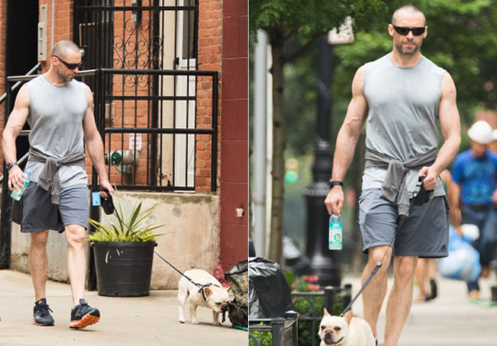 Careca, Hugh Jackman exibe a boa forma física em passeio por Nova York