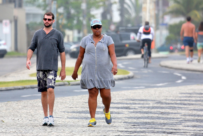 Cacau Protásio se exercita na orla da Barra da Tijuca