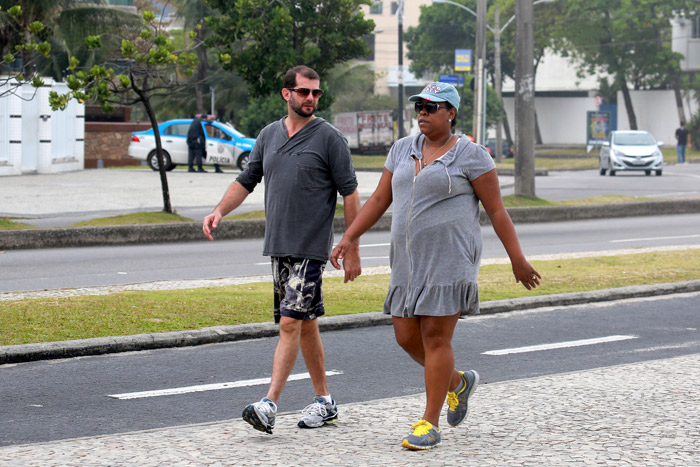 Cacau Protásio se exercita na orla da Barra da Tijuca