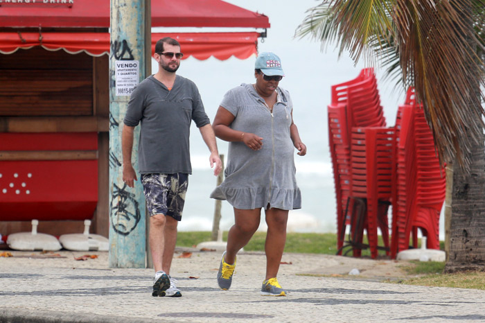 Cacau Protásio se exercita na orla da Barra da Tijuca