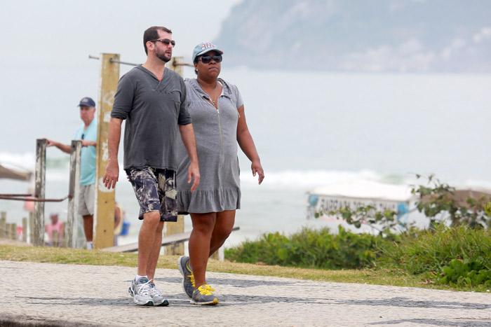 Cacau Protásio se exercita na orla da Barra da Tijuca