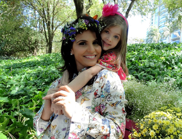 Aine Barros faz ensaio fotográfico para sua grife infantil